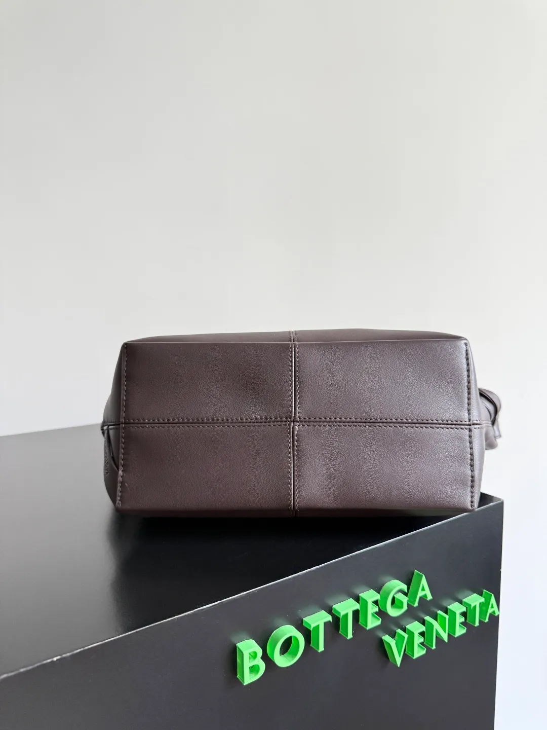 Batch 2220 Bottega Veneta small Sawyer leather model, but still light and soft, the straps can be knotted to adjust the length. Durable and large in capacity, it meets my extremely high standards for small carry-on bags. The texture of cowhide is really amazing, and it can be easily matched with both business and leisure. This bag is a Sawyer Bag that is interpreted with triangles and geometric circles👜. Its soft but indestructible appearance constitutes its fashionable beauty. You can freely adjust the length of the backpack😊No matter how complicated the world is, as long as there is a bag with you, everything will become better, and it is easy for boys and girls to control it! Style number: 815807 Size: 25*17*12cm